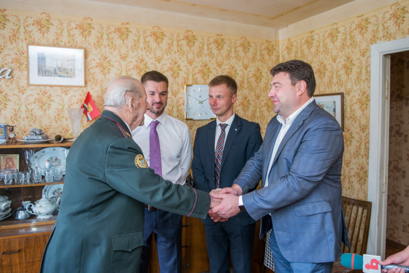 Герой Радянського Союзу Федір Пуртов приймає вітання з Днем міста