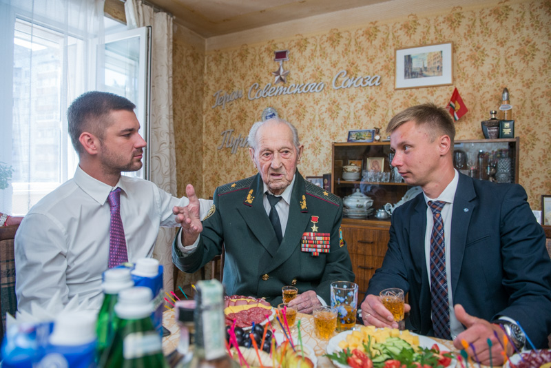 Герой Радянського Союзу Федір Пуртов приймає вітання з Днем міста