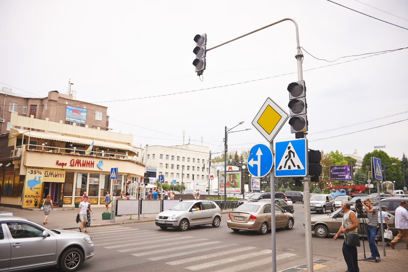На перетині Пушкінської та Петровського з'явилися світлофори