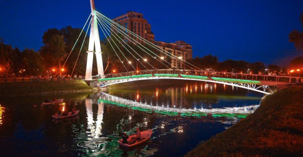 Міст у сквері «Стрілка» буде переливатися 16-тьма мільйонами відтінків