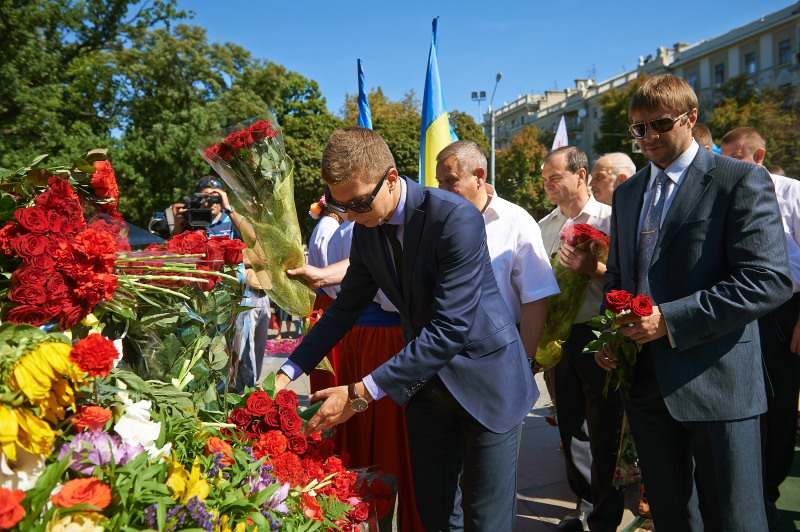 До пам'ятника Тарасу Шевченку поклали квіти з нагоди Дня Незалежності