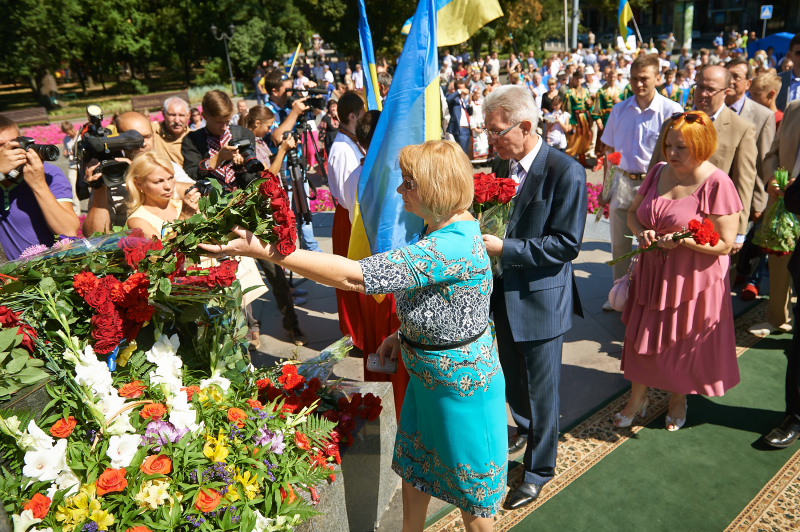 До пам'ятника Тарасу Шевченку поклали квіти з нагоди Дня Незалежності