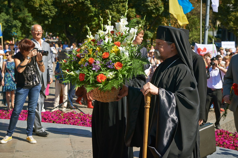 До пам'ятника Тарасу Шевченку поклали квіти з нагоди Дня Незалежності