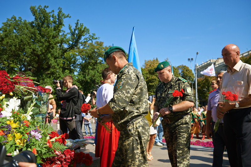 До пам'ятника Тарасу Шевченку поклали квіти з нагоди Дня Незалежності