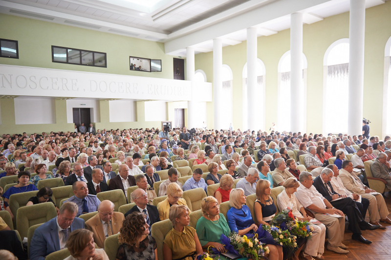 У Харкові проходить обласна конференція педагогічних працівників