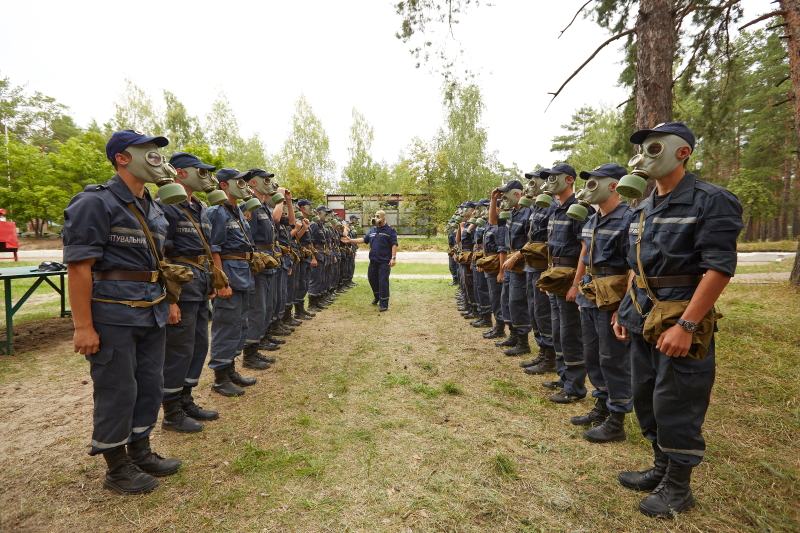 Майбутні рятувальники проходять курс молодого бійця: вперше серед них є дівчата