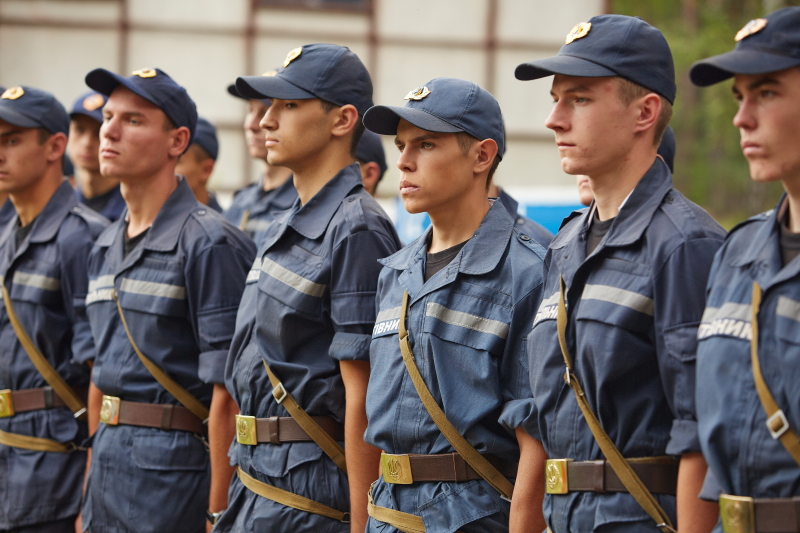 Майбутні рятувальники проходять курс молодого бійця: вперше серед них є дівчата