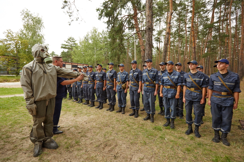 Майбутні рятувальники проходять курс молодого бійця: вперше серед них є дівчата