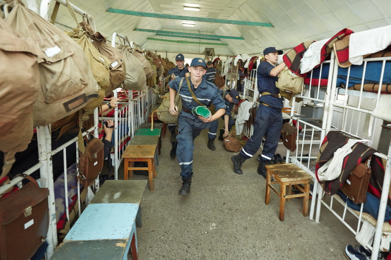 Майбутні рятувальники проходять курс молодого бійця: вперше серед них є дівчата