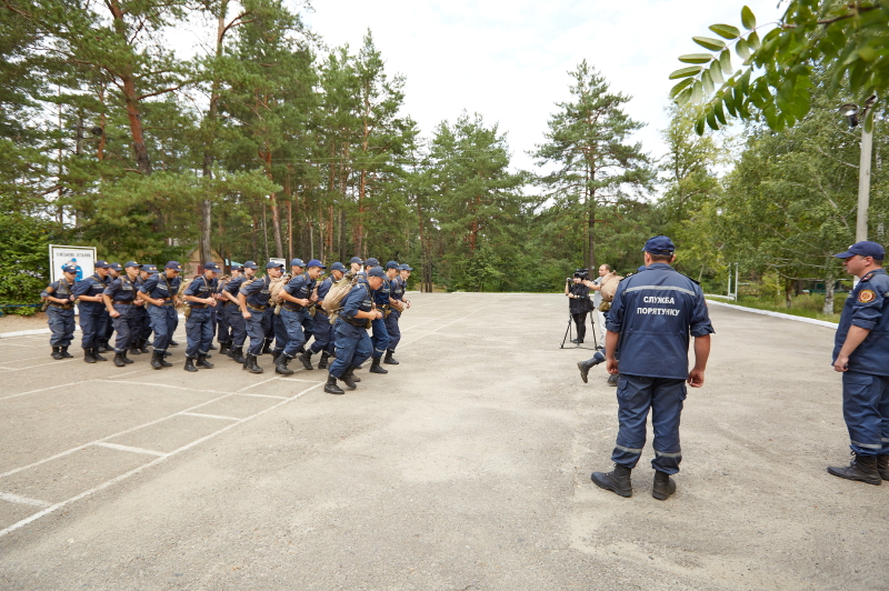 Майбутні рятувальники проходять курс молодого бійця: вперше серед них є дівчата