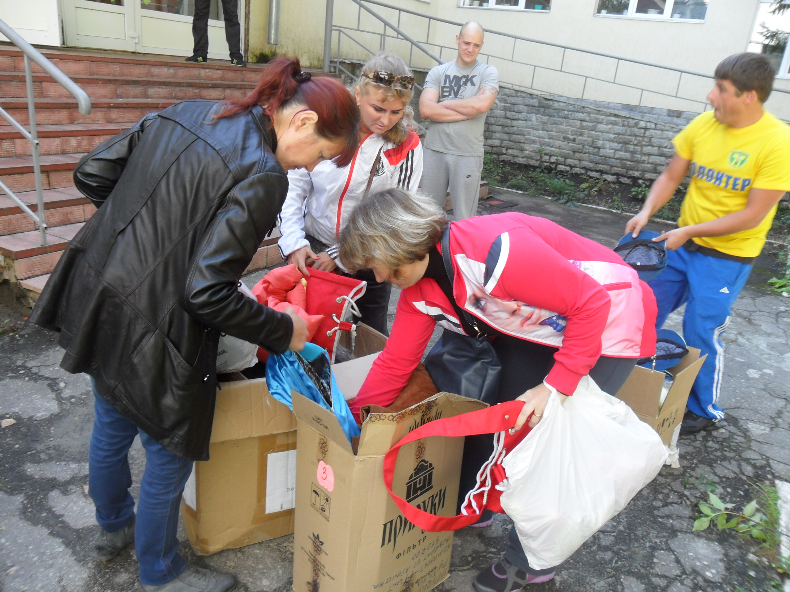 У Харкові вимушеним переселенцям з Донбасу передали гуманітарну допомогу
