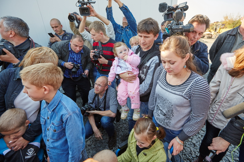 Переселенці з Донбасу отримали перші сертифікати на проживання в модульних будиночках