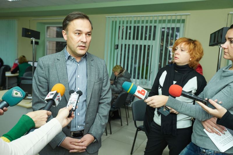 Міграційна служба ігнорує видачу закордонних паспортів в центрах адмінпослуг