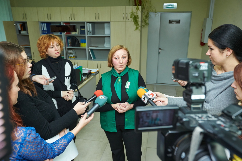 Міграційна служба ігнорує видачу закордонних паспортів в центрах адмінпослуг