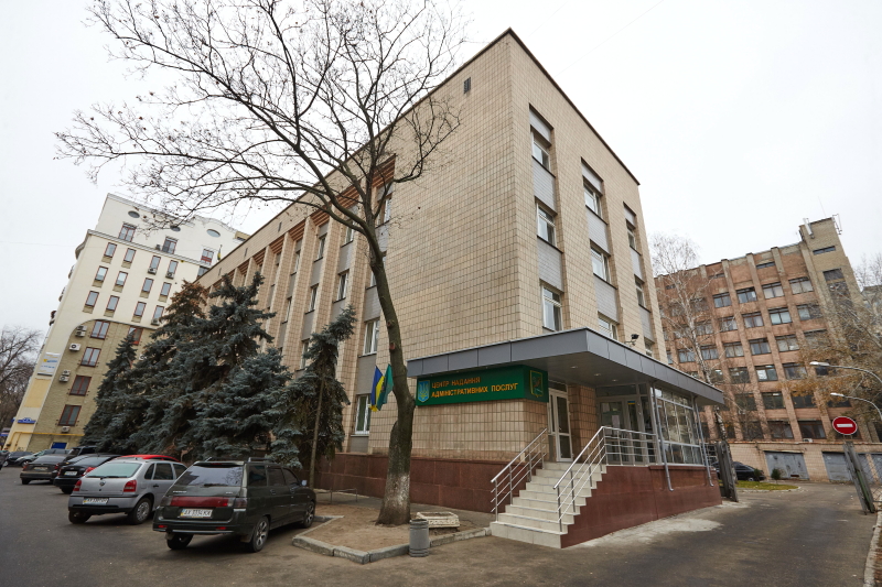 Міграційна служба ігнорує видачу закордонних паспортів в центрах адмінпослуг