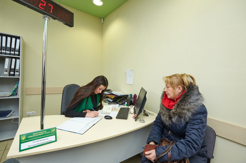 Міграційна служба ігнорує видачу закордонних паспортів в центрах адмінпослуг