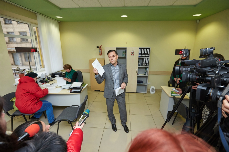 Міграційна служба ігнорує видачу закордонних паспортів в центрах адмінпослуг