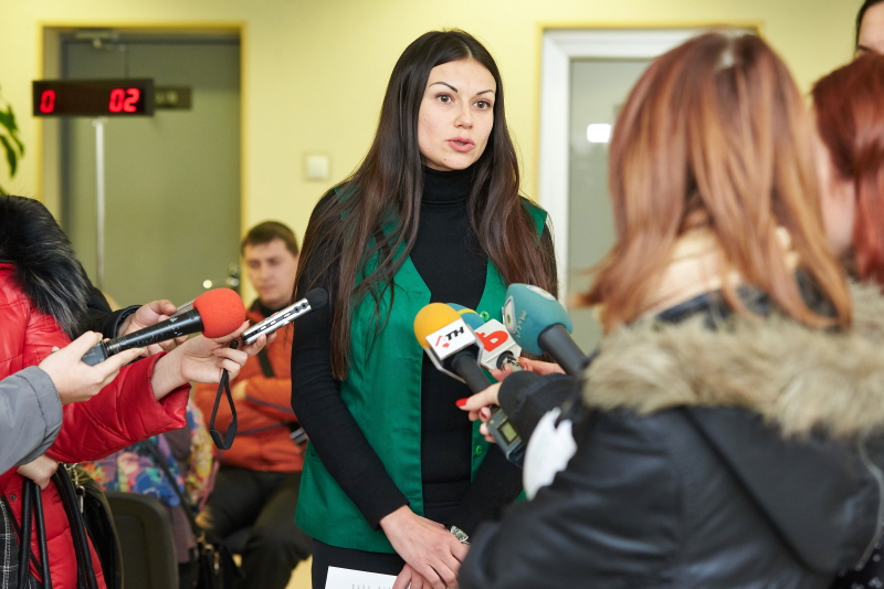 Міграційна служба ігнорує видачу закордонних паспортів в центрах адмінпослуг