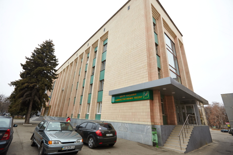 Міграційна служба ігнорує видачу закордонних паспортів в центрах адмінпослуг