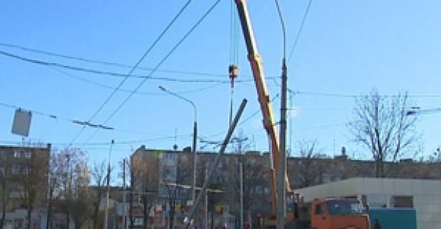 На проспекті Маршала Жукова оновлюють тролейбусну контактну мережу