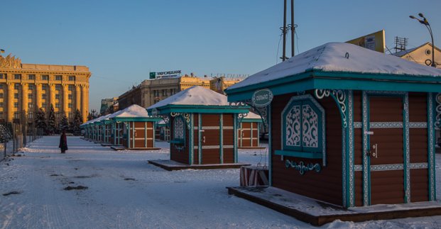 На площі Свободи монтують новорічне ярмаркове містечко