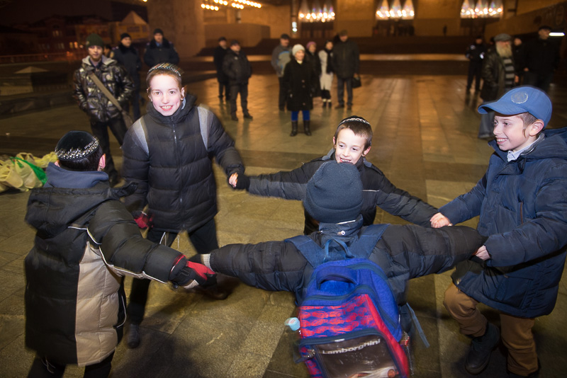 Біля оперного театру запалили другу свічку менори