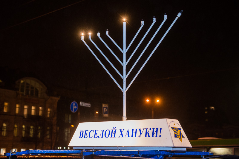 Біля оперного театру запалили другу свічку менори