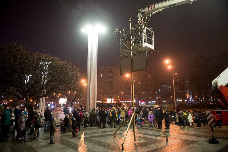 Біля оперного театру запалили другу свічку менори