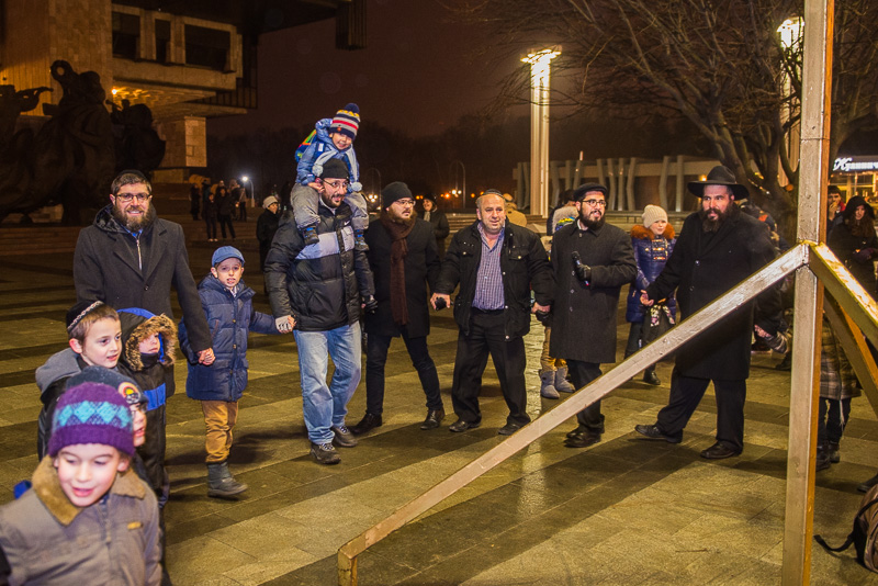 Біля оперного театру запалили другу свічку менори