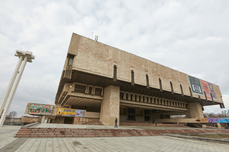В оперному театрі розпочався показ новорічної казки «Бал Снігуроньки»