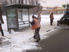 Комунальники прибирають сніг у парках і скверах міста