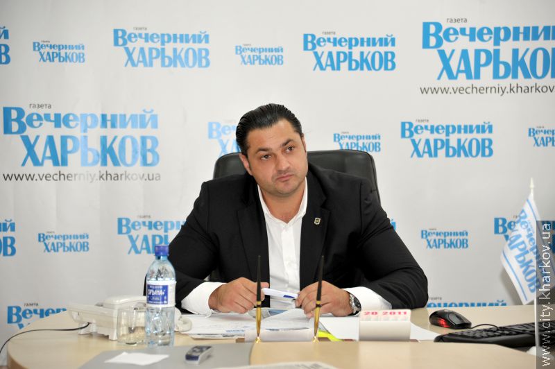 Афіші з графіком роботи клубів за місцем проживання з'являться на під'їздах будинків Харкова
