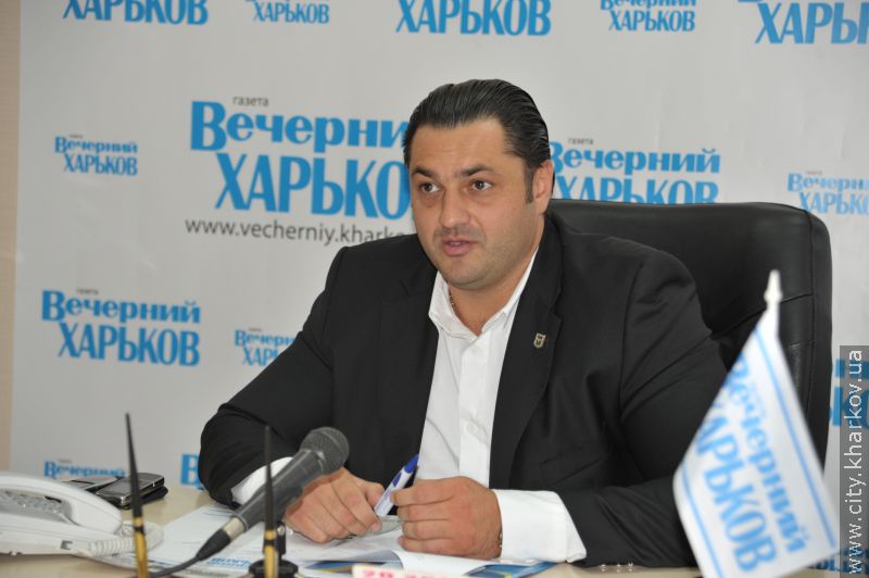 Афіші з графіком роботи клубів за місцем проживання з'являться на під'їздах будинків Харкова
