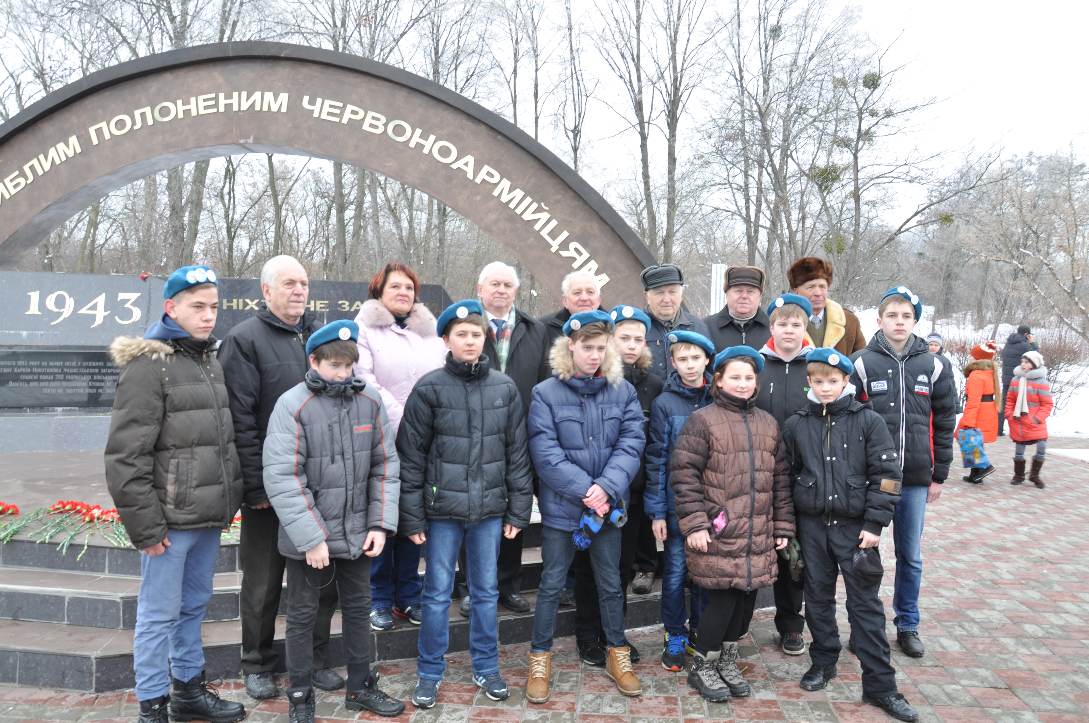 До пам'ятника загиблим червоноармійцям у Пилипівці поклали квіти