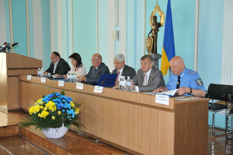 У Харкові проходить всеукраїнська конференція, присвячена 15-річчю Конституції України