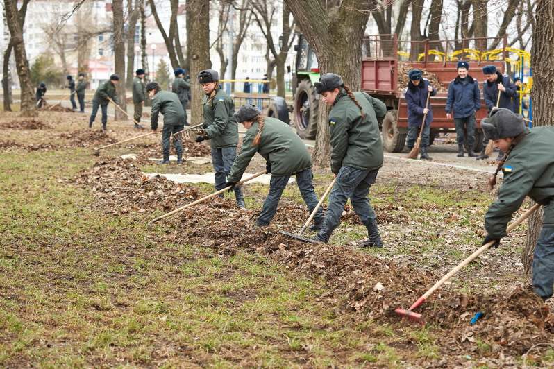 130 курсантів Академії Національної гвардії вийшли на суботник