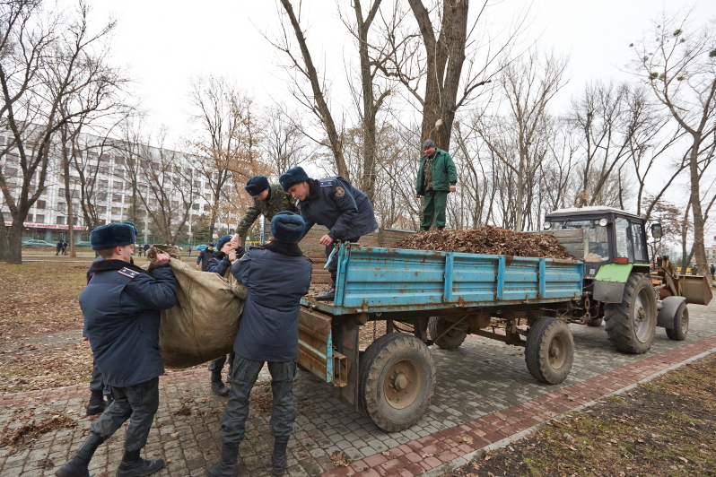 130 курсантів Академії Національної гвардії вийшли на суботник