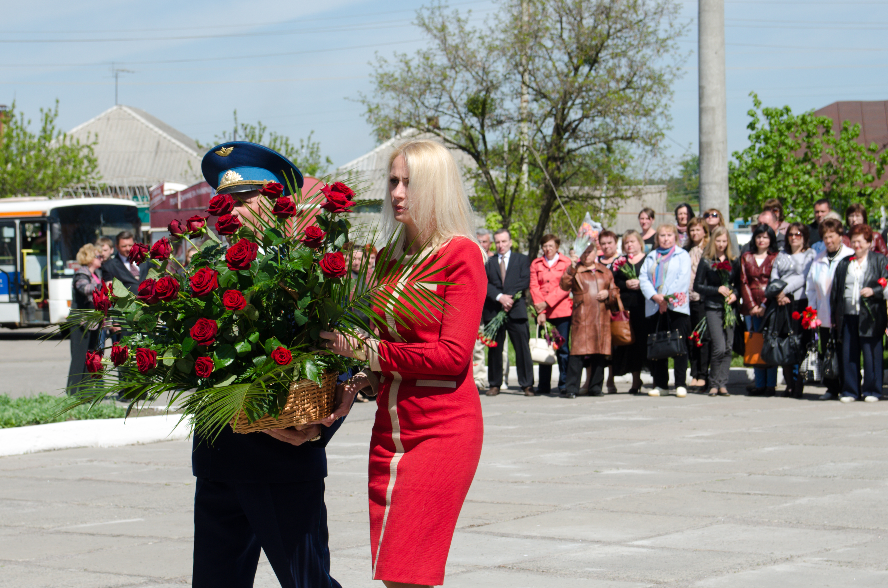 У селищі Жихар поклали квіти до оновленого меморіалу