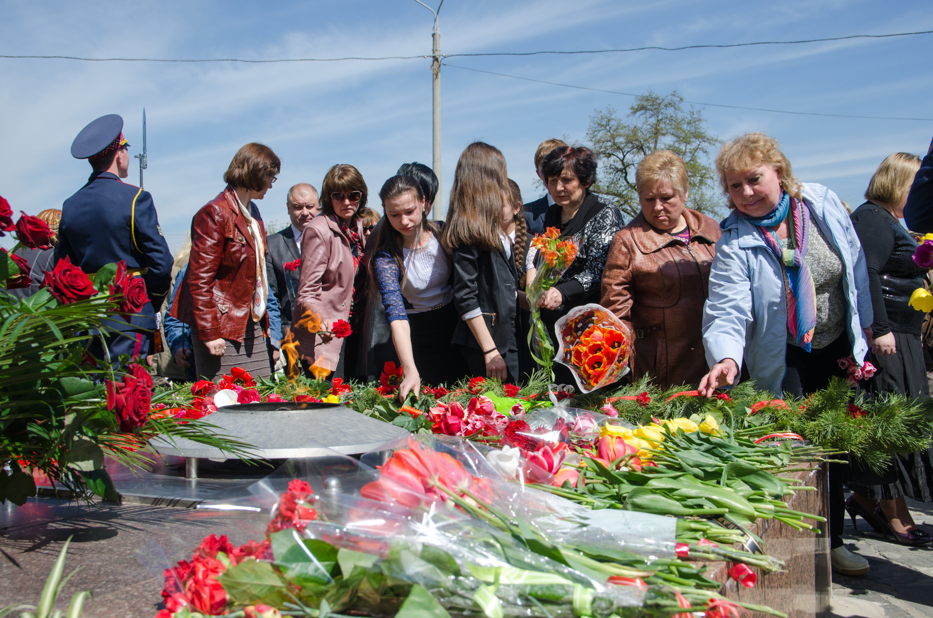 У селищі Жихар поклали квіти до оновленого меморіалу