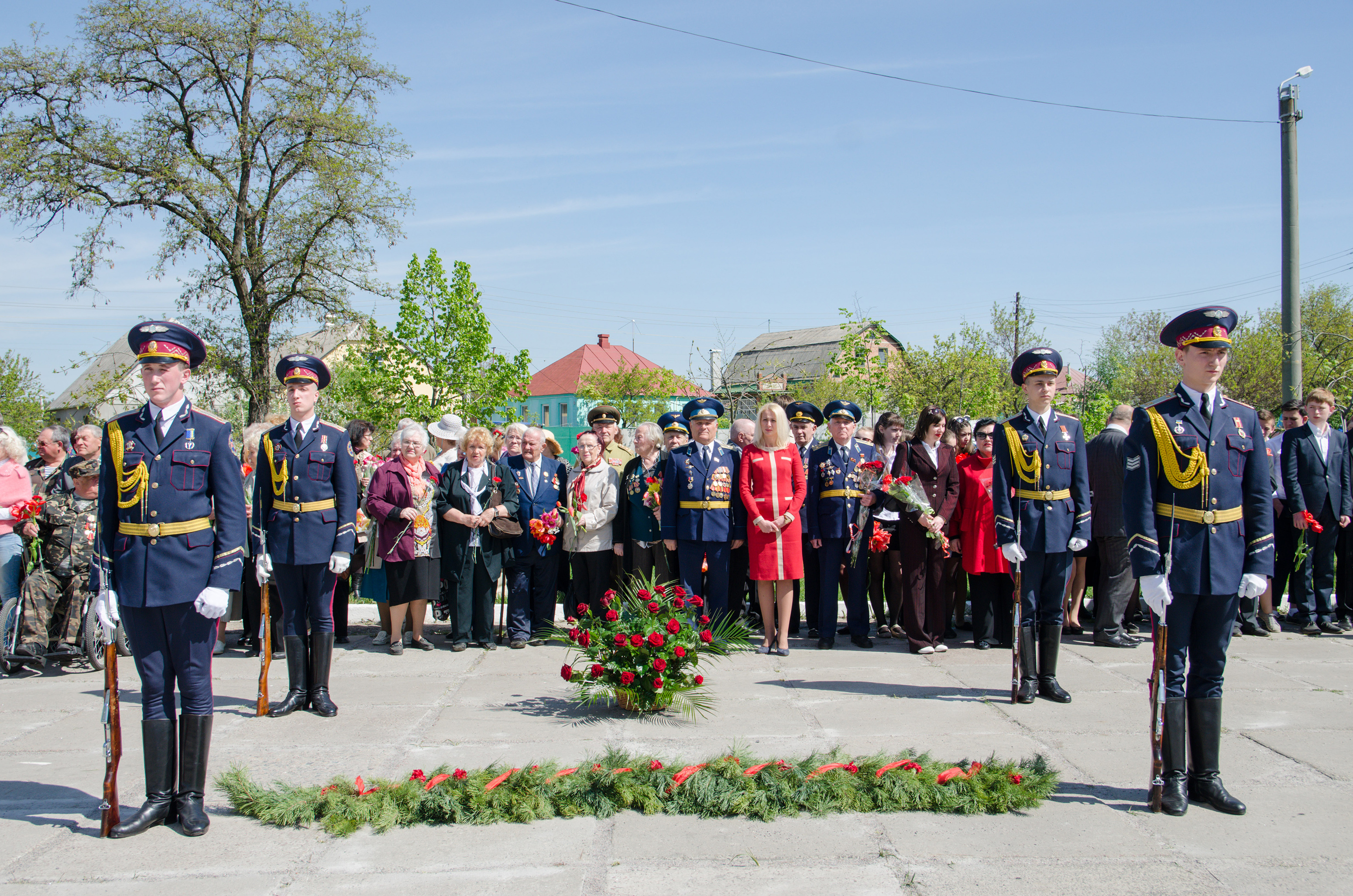 У селищі Жихар поклали квіти до оновленого меморіалу