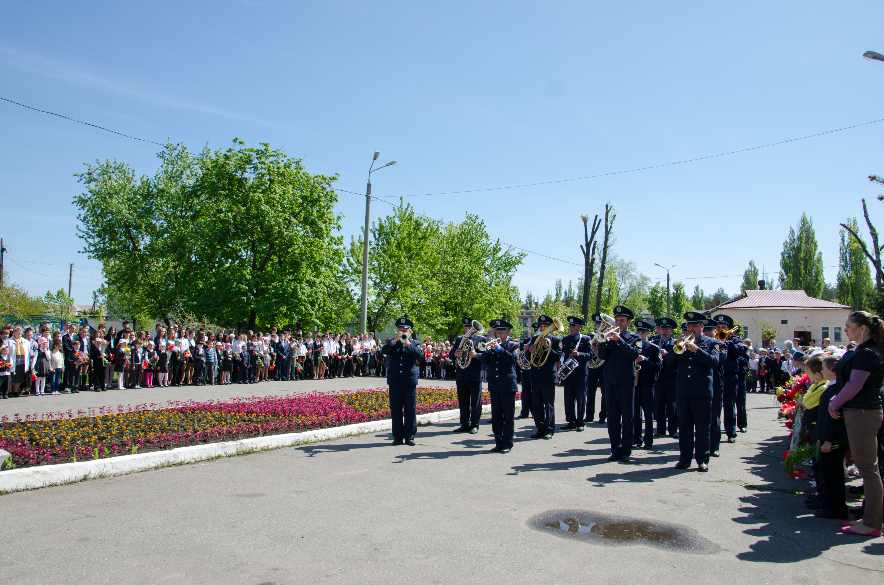 У селищі Жихар поклали квіти до оновленого меморіалу