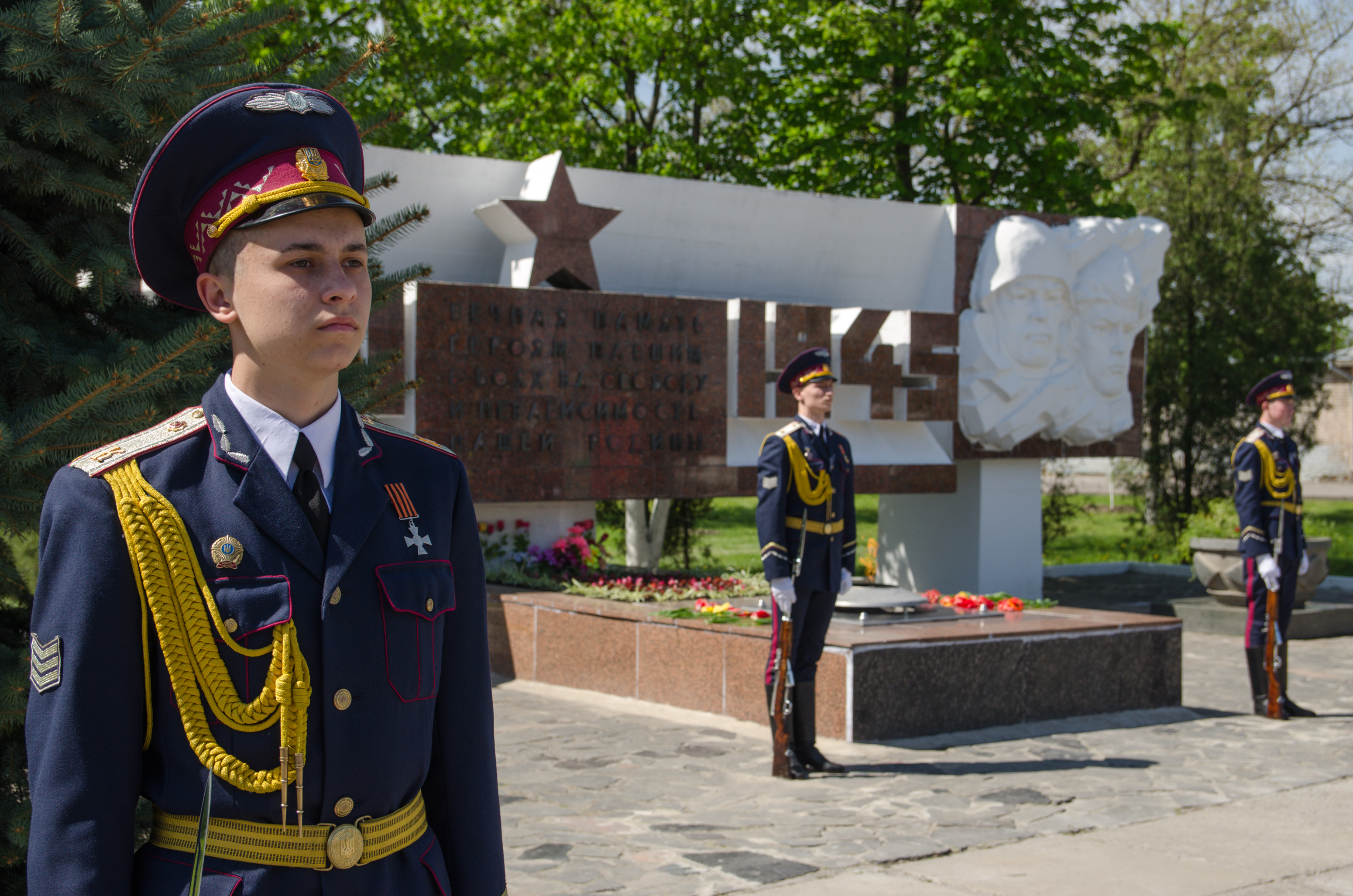 У селищі Жихар поклали квіти до оновленого меморіалу