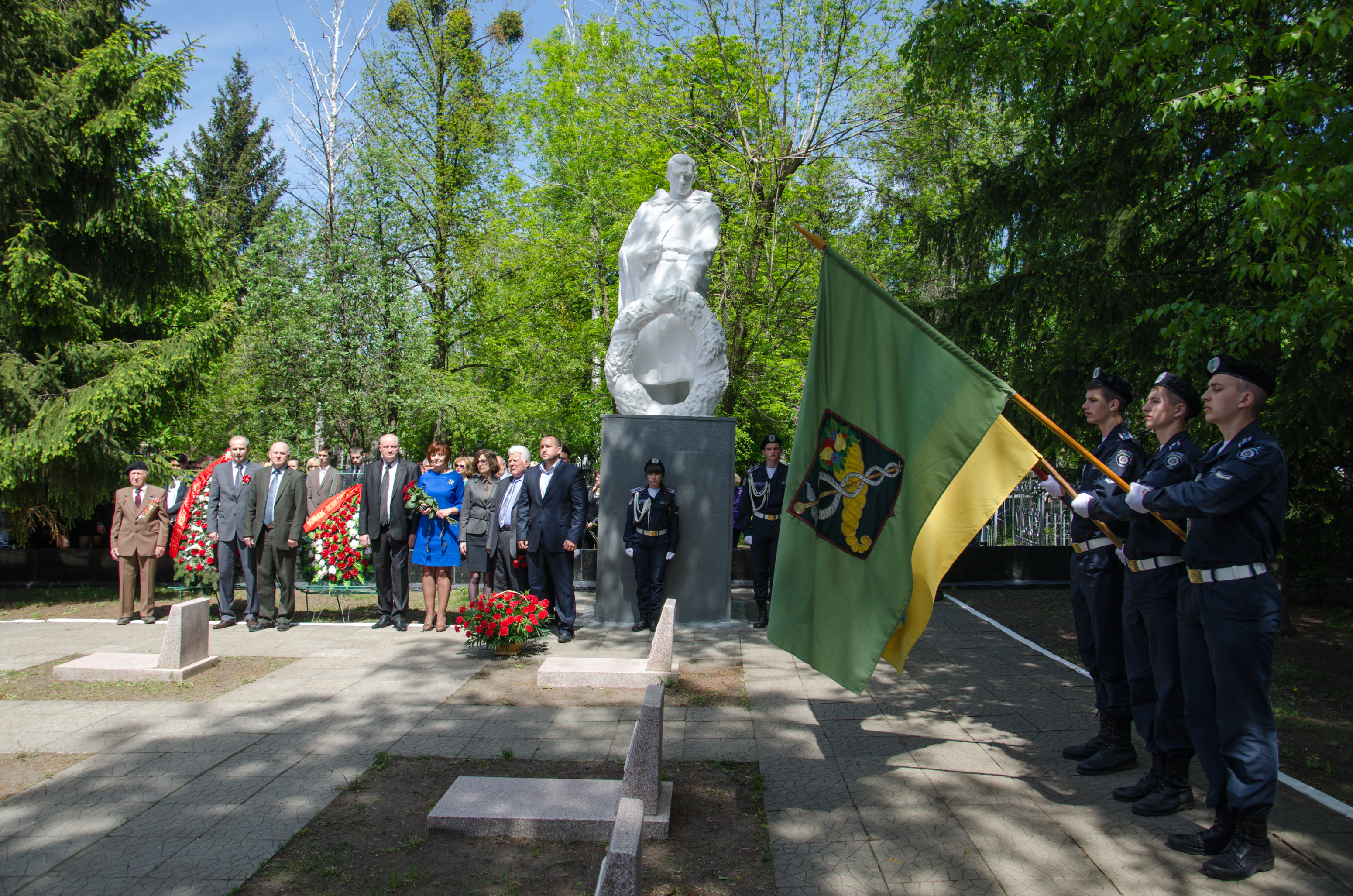 У Комінтернівському районі поклали квіти до пам'ятника Невідомому солдату