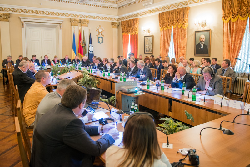У Харкові проходить міжнародна конференція за участю Лешека Бальцеровича