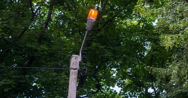 Біля ще чотирьох навчальних закладів встановили світильники