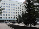 Постраждалі в результаті падіння дерева мама і дитина отримують необхідну медичну допомогу