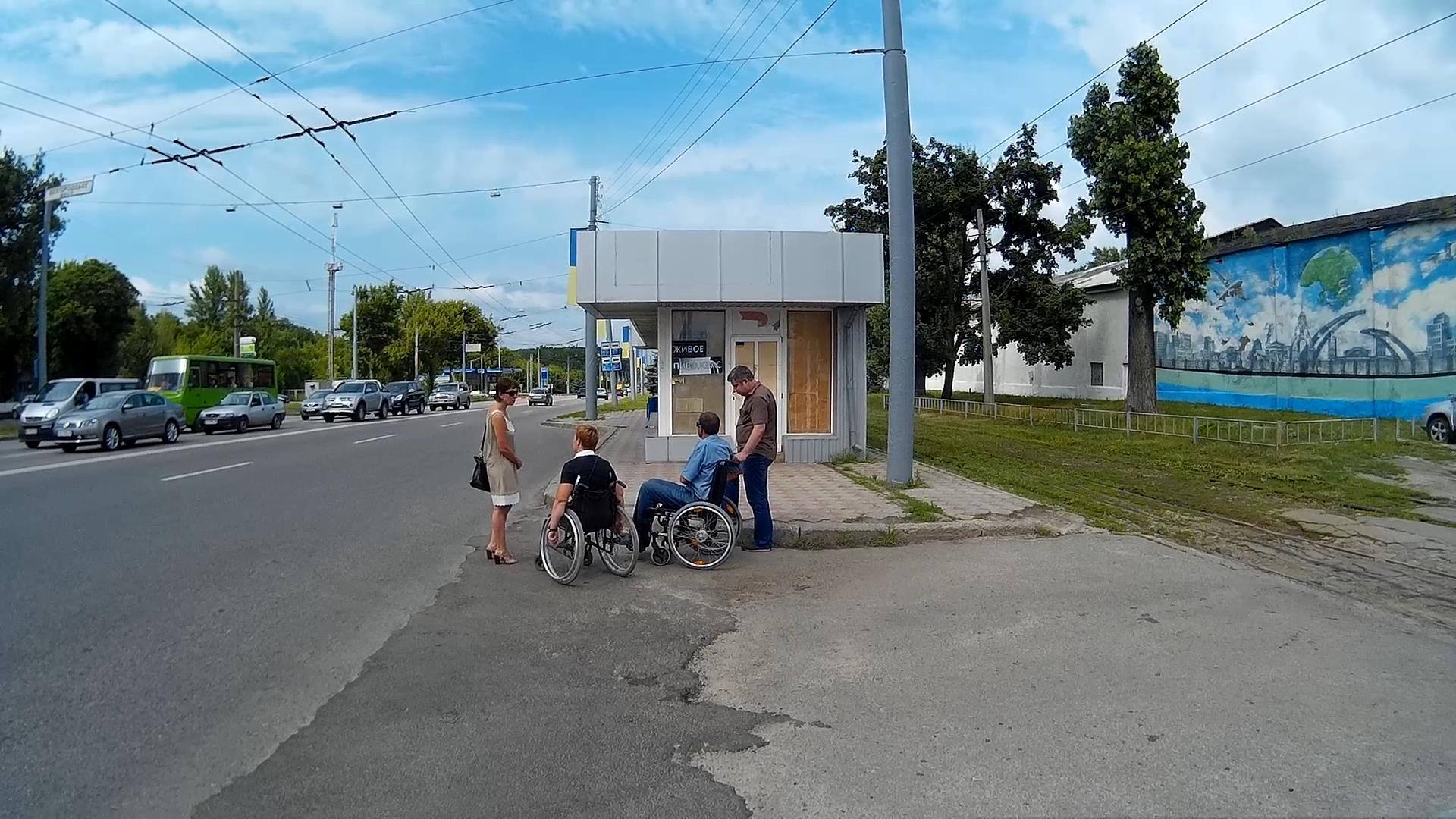 Водіїв, які ігнорують інвалідів-візочників, виявляють за допомогою соціального експерименту