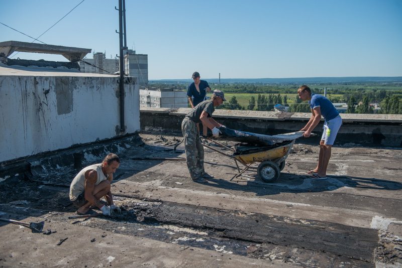 У Харкові ремонтують входи в під'їзди і покрівлю житлових будинків