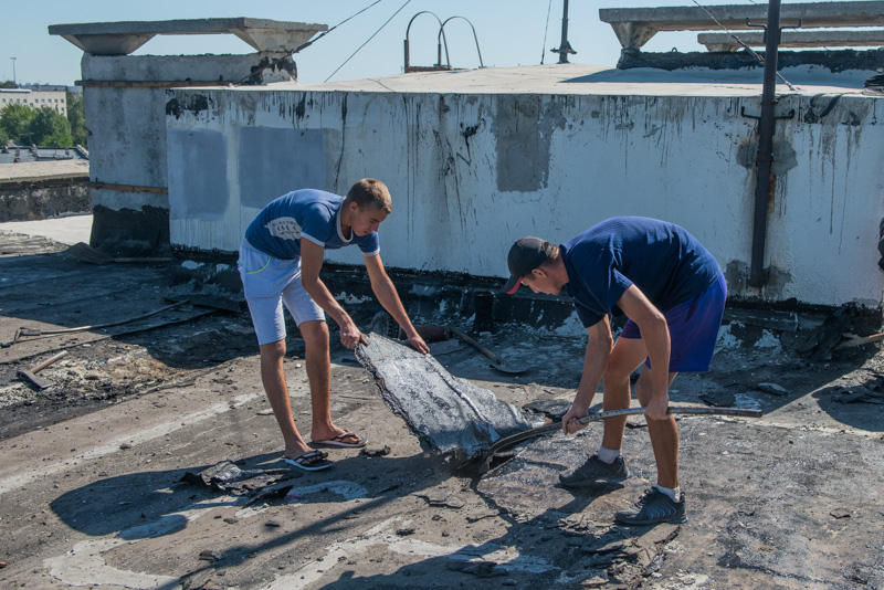 У Харкові ремонтують входи в під'їзди і покрівлю житлових будинків