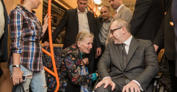 Мер Харкова став одним з перших пасажирів нового поїзда метро